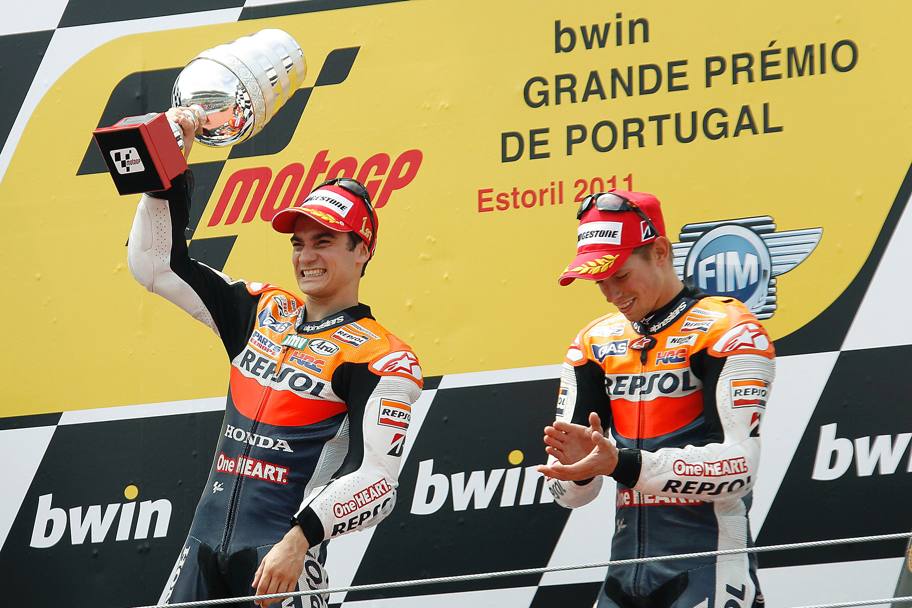Pedrosa sul podio del Gp del Portogallo del 2011, con Stoner (Olycom)